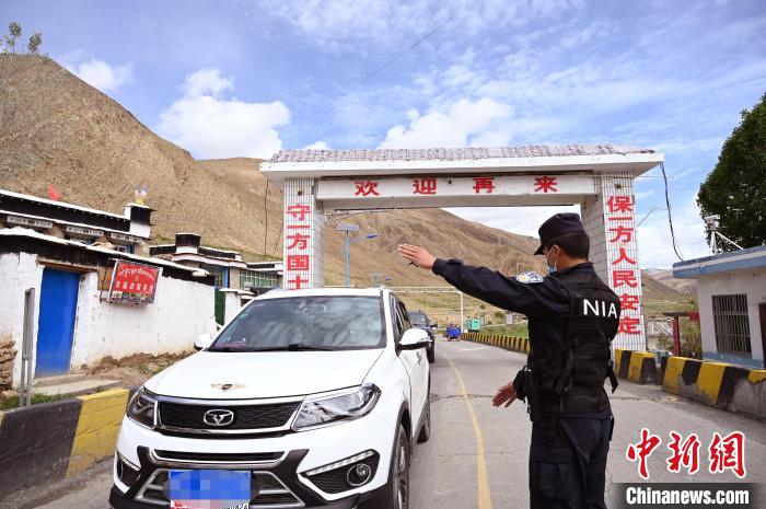 圖為移民管理警察示意司機(jī)停車接受檢查?！≮w朗 攝