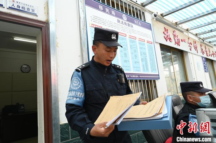 圖為洛桑朗嘎向記者展示卷宗。　趙朗 攝