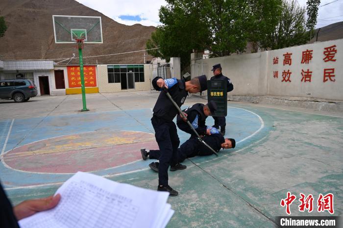 圖為移民管理警察進(jìn)行警務(wù)技能考核?！≮w朗 攝