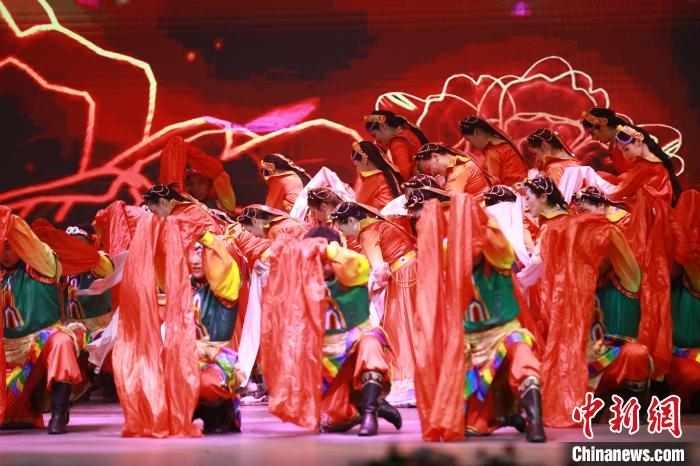 圖為農(nóng)行西藏分行演出現(xiàn)場(chǎng)?！∞r(nóng)行西藏分行 供圖