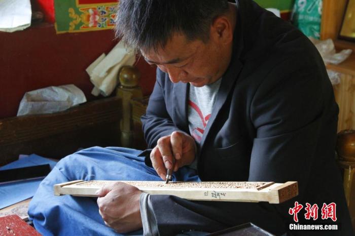 圖為7月14日，普松雕刻技藝傳承人嘎瑪曲扎正在家中進行創(chuàng)作。 <a target='_blank' ><p  align=