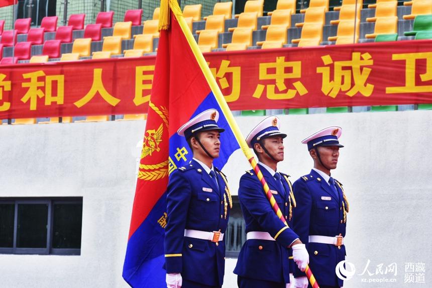 迎國(guó)家綜合性消防救援隊(duì)伍隊(duì)旗。人民網(wǎng) 李海霞 攝
