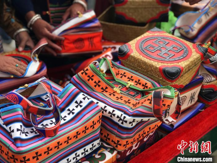 圖為打隆物交會(huì)上售賣(mài)的民族手工藝品?！∪轿木?攝