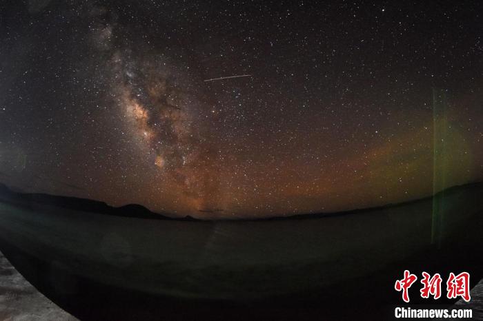 錯(cuò)鄂湖星空璀璨，一顆流星劃過(guò)?！?lt;a target='_blank' ></p><p  align=