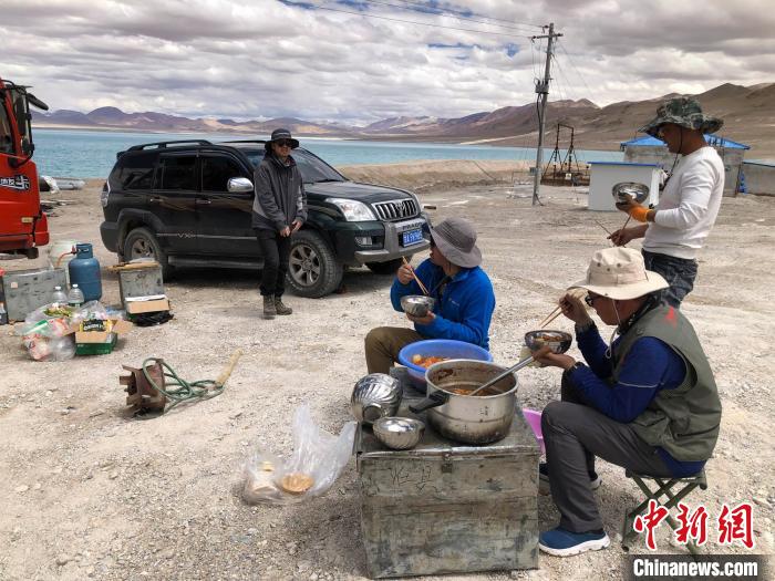 在“世界屋脊”上作業(yè)，中國(guó)科考隊(duì)員衣、食、住、行有何特色？