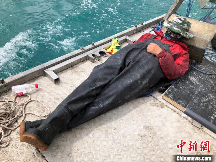 科考隊(duì)員在高原湖泊的鉆探平臺(tái)上累了臨時(shí)就地休息?！?lt;a target='_blank' ><p  align=
