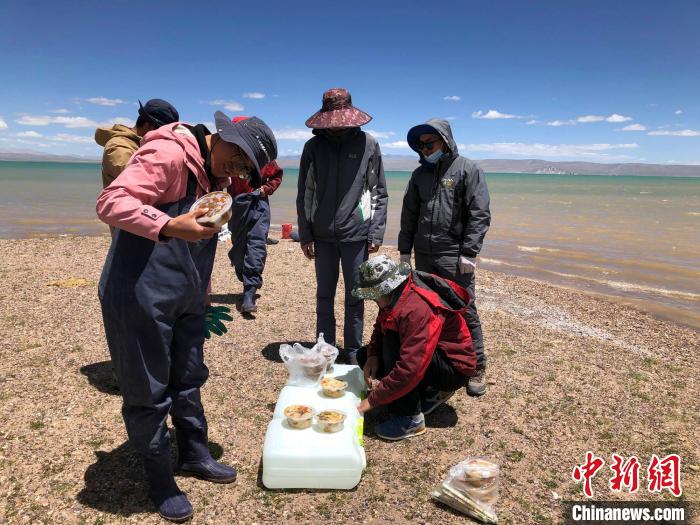 科考隊(duì)員在高原湖泊岸邊進(jìn)餐?！?lt;a target='_blank' ><p  align=