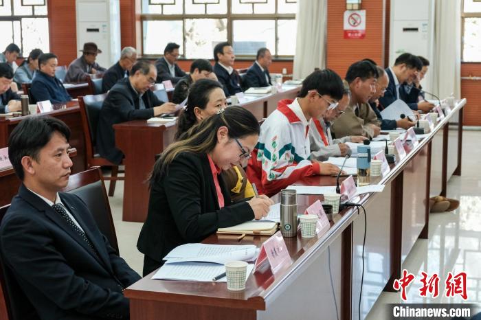 圖為8月10日座談會現(xiàn)場，左一為歸國定居藏胞晉美次旦?！〗w波 攝
