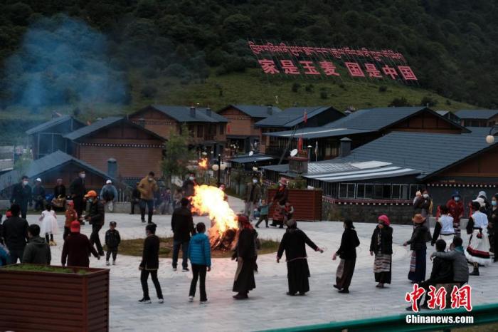 圖為8月5日，玉麥鄉(xiāng)民眾在鄉(xiāng)里跳鍋莊舞，從前的“三人鄉(xiāng)”熱鬧起來了。 <a target='_blank' ></p><p  align=