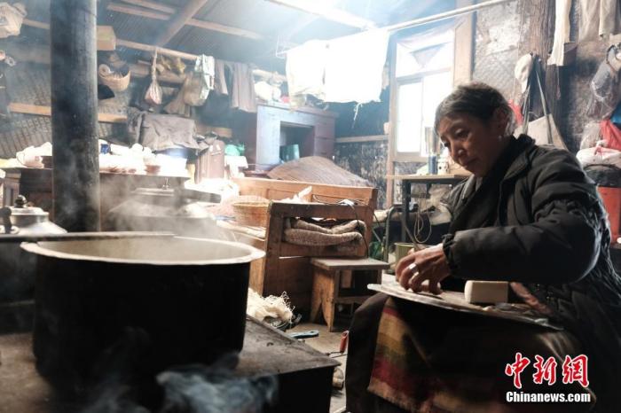 圖為8月6日，60歲的卓嘎在玉麥鄉(xiāng)牧場放牧點制作奶渣。 <a target='_blank' ></p><p  align=