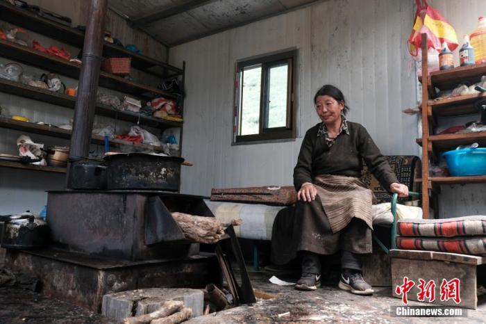 圖為8月6日，“玉麥姐妹”央宗在自家牧場放牧點的小屋里，她傳承了父親的生活習(xí)慣，喜歡待在牧場。 <a target='_blank' ></p><p  align=
