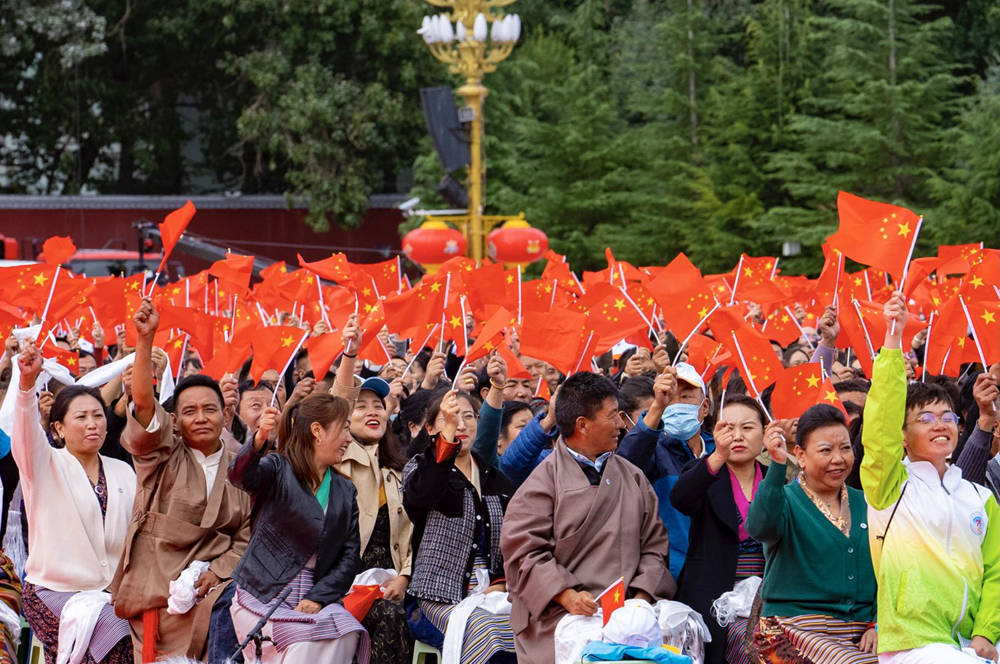 8月19日10時，慶祝西藏和平解放70周年大會在拉薩市布達(dá)拉宮廣場隆重舉行。徐馭堯 攝