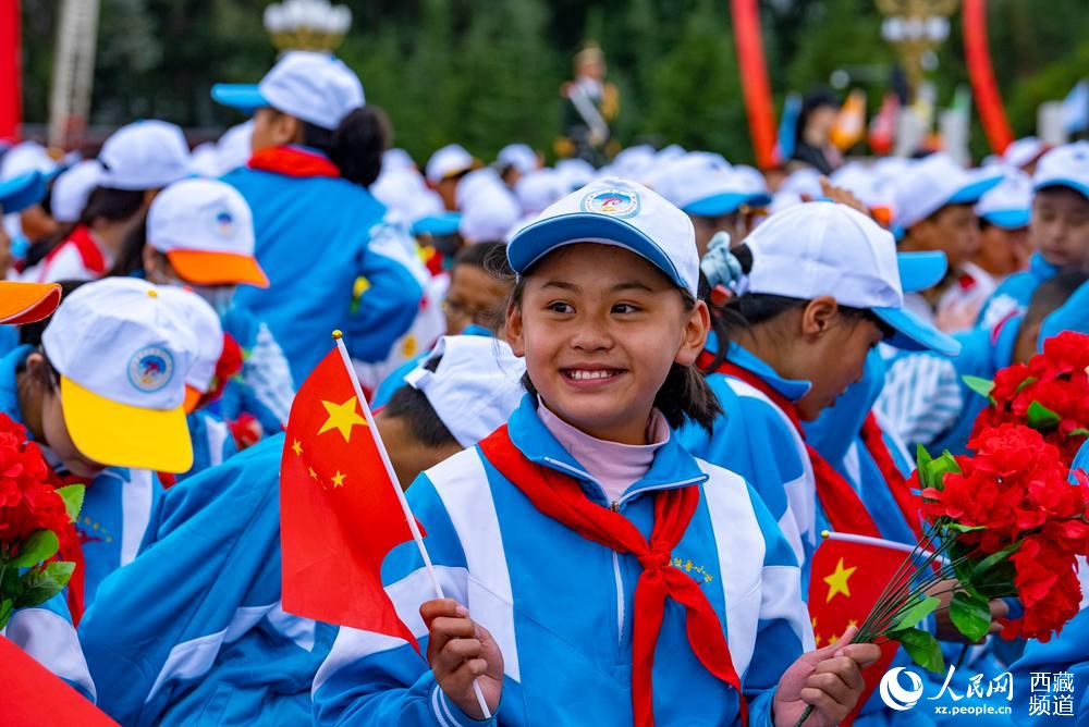 8月19日10時，慶祝西藏和平解放70周年大會在拉薩市布達(dá)拉宮廣場隆重舉行。徐馭堯 攝