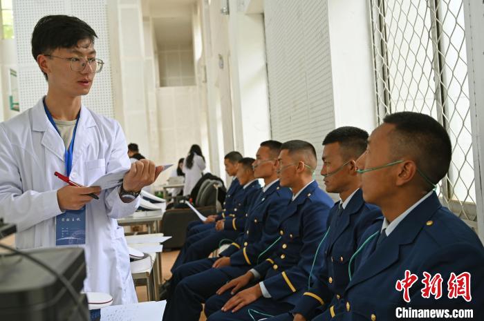 圖為研究團(tuán)隊成員登記消防員信息?！≮w朗 攝