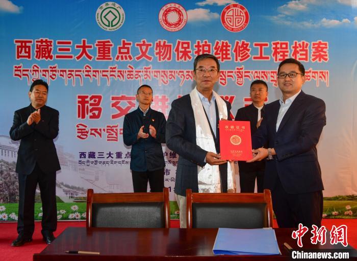 圖為西藏三大重點文物保護維修工程檔案移交進館儀式現(xiàn)場?！∝暩聛硭?攝