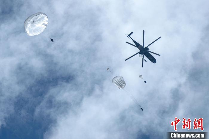 圖為傘降女兵在空中開傘。　王述東 攝