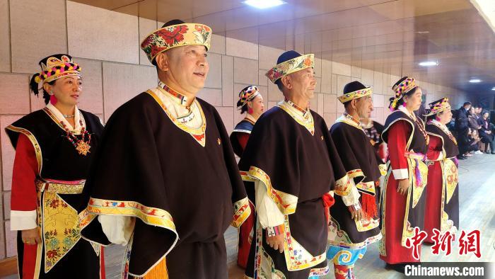 圖為西藏老年舞蹈隊在后臺準(zhǔn)備上場?！∝暽＠?攝