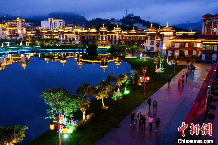 圖為2021年5月18日，西藏自治區(qū)墨脫縣城入夜，昔日的“高原孤島”如今面貌一新?！〗w波 攝