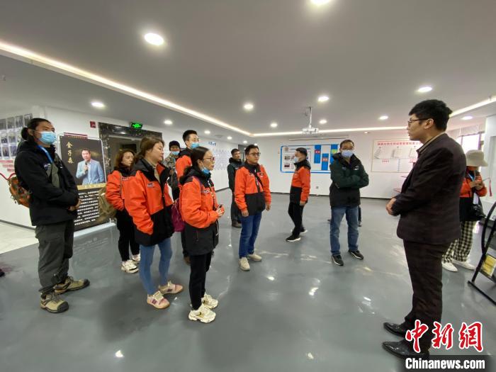 圖為2021瀾湄萬里行中外媒體在昌都新區(qū)采訪?！±罱瓕?攝