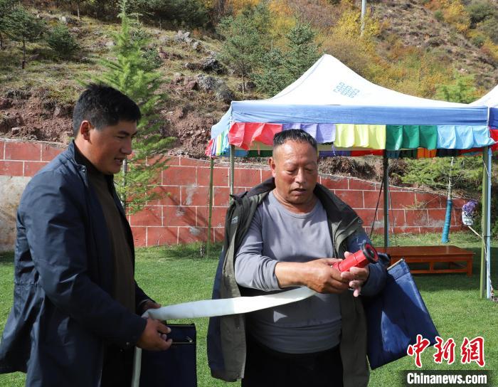 圖為護(hù)林員操作體驗(yàn)滅火裝備?！〔际猩窒乐ш?duì) 供圖