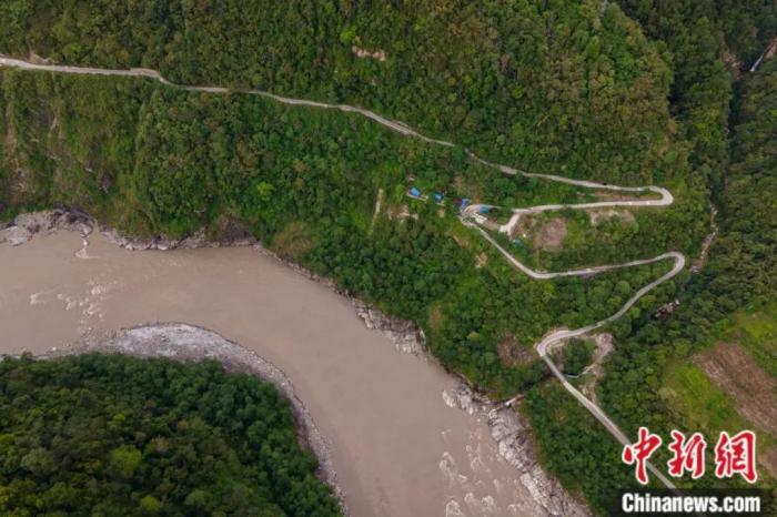 雅魯藏布江一側(cè)的墨脫公路。