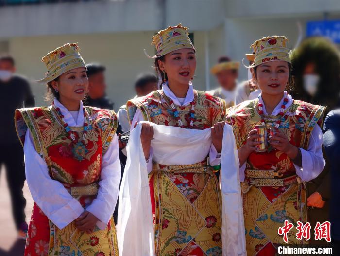 圖為身著節(jié)日盛裝的藏族姑娘?！∪轿木?攝