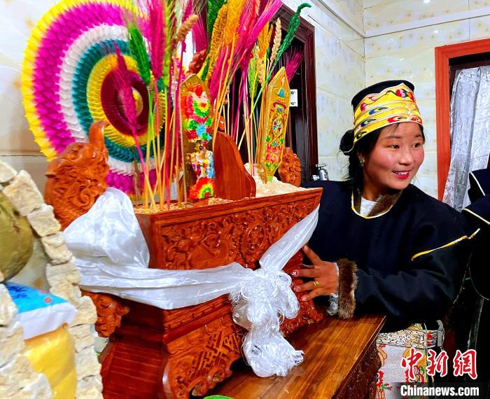圖為藏族姑娘端著吉祥切瑪?！∪轿木?攝
