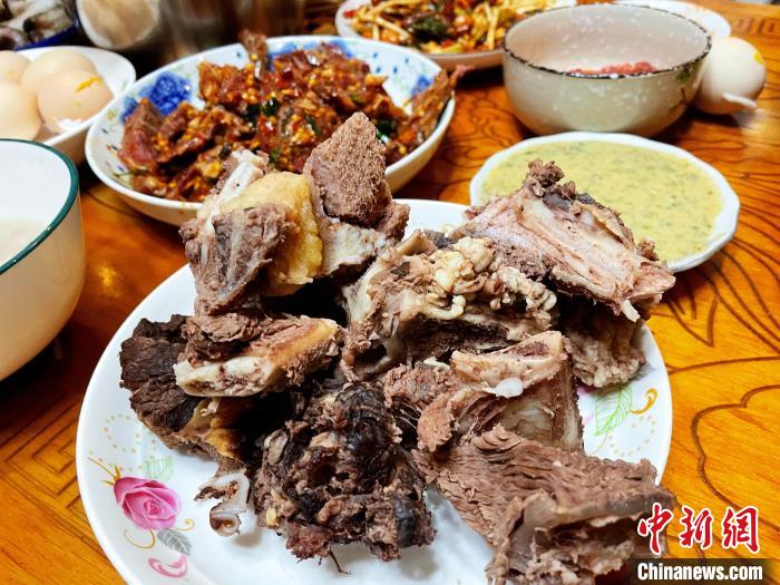 圖為除夕之夜的大餐?！∪轿木?攝