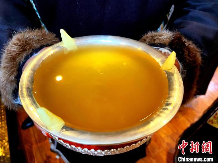 圖為青稞酒?！∪轿木?攝