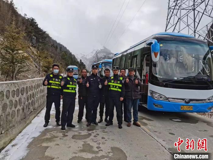 救援成功后，司機(jī)們與邊境派出所民警合影?！±罱ǚ?攝