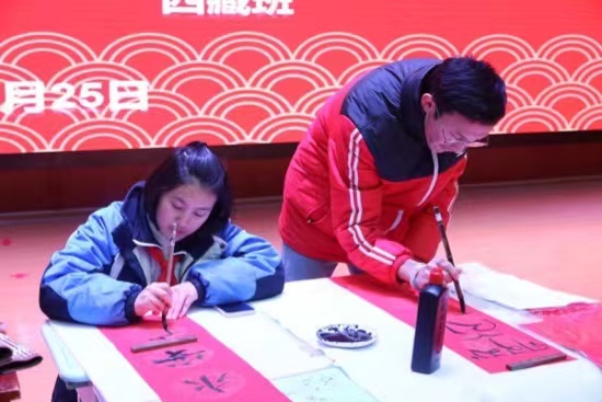 現(xiàn)場(chǎng)書寫春聯(lián)。梁超攝