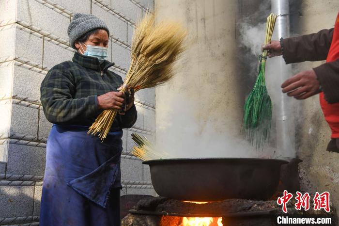 圖為拉薩手藝人制作年貨“羅薩梅朵”?！∝暩聛?lái)松 攝