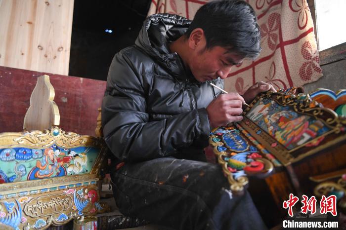圖為拉薩手藝人制作年貨“切瑪盒”?！∝暩聛?lái)松 攝