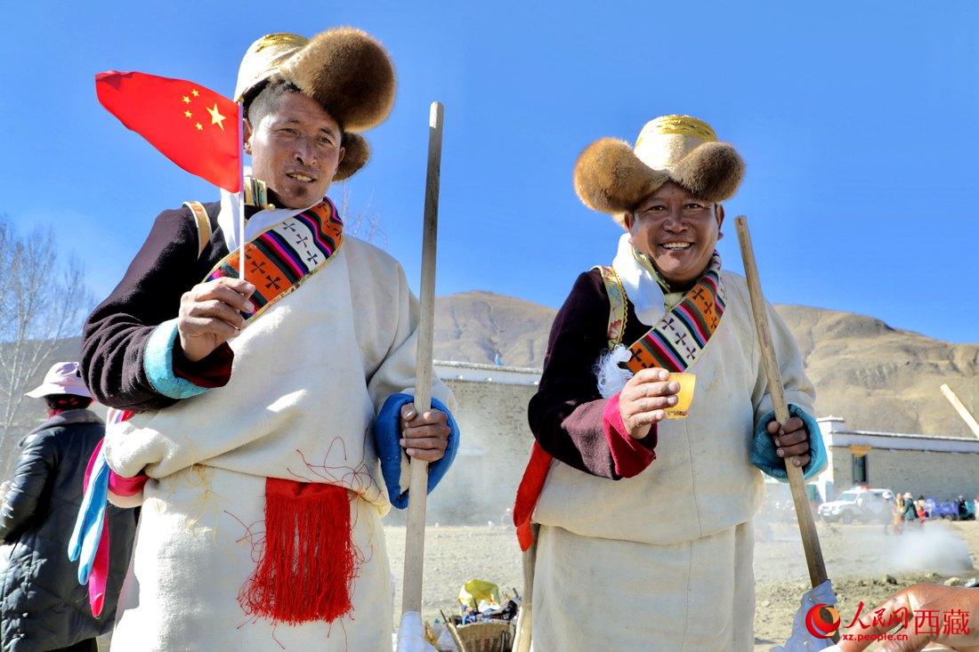 互敬青稞酒，祈福一年的豐收。人民網(wǎng) 次仁羅布攝
