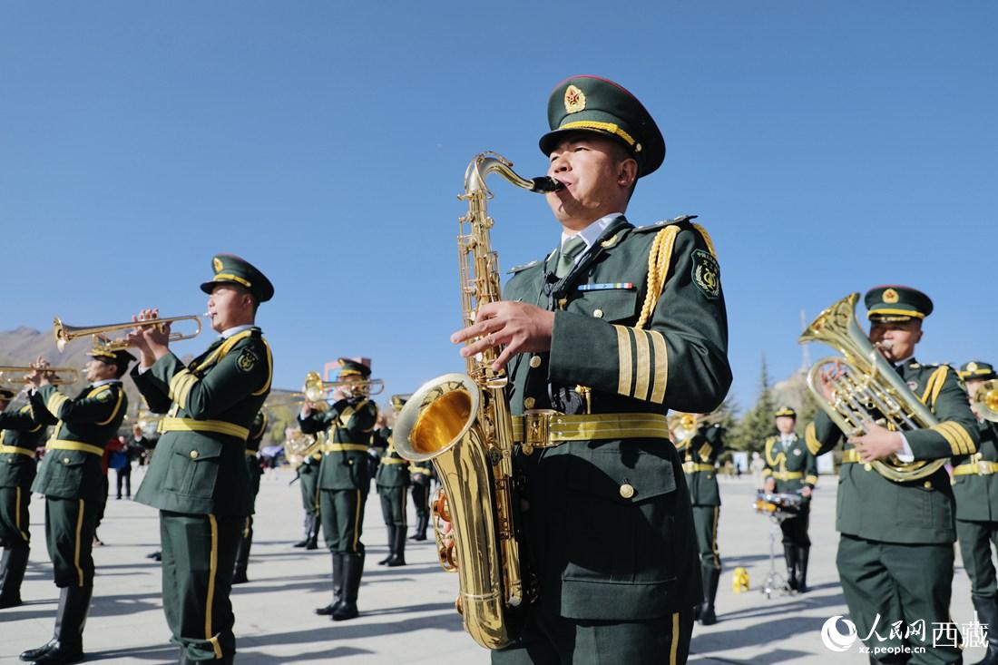 軍區(qū)文工團(tuán)奏響國歌。人民網(wǎng) 次仁羅布攝