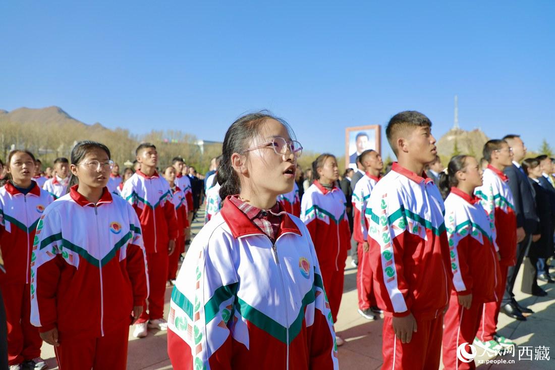 全體奏唱國歌。人民網(wǎng) 次仁羅布攝