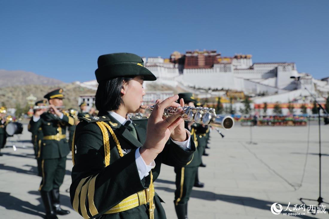 軍區(qū)文工團(tuán)奏響國歌。人民網(wǎng) 次仁羅布攝