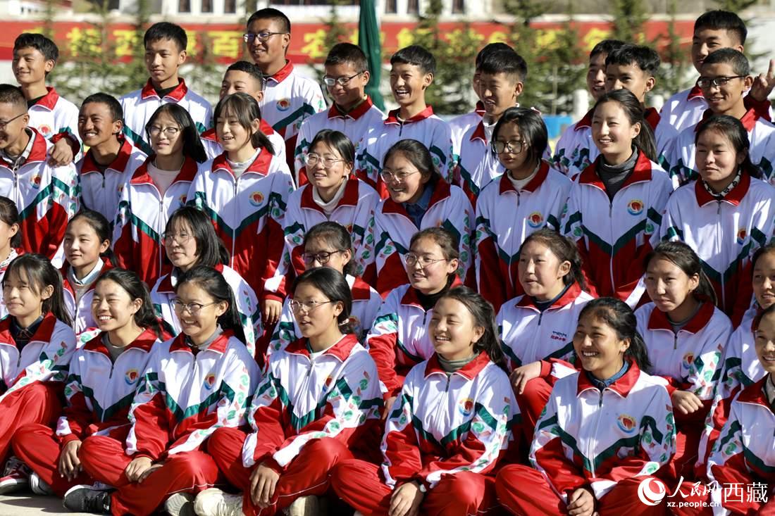 學(xué)生代表們合影留念。人民網(wǎng) 次仁羅布攝