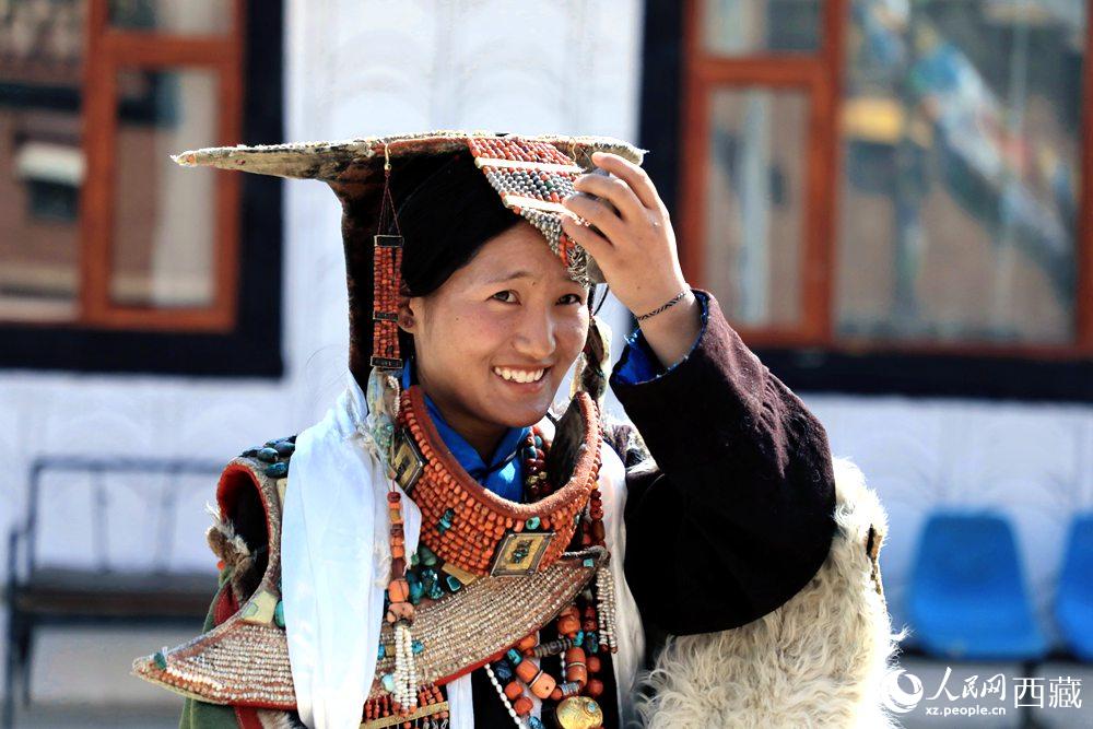 身著“飛天服飾”的普蘭少女。人民網(wǎng) 李海霞攝