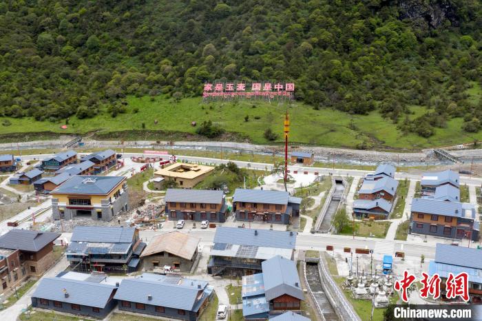 “家是玉麥 國是中國”的大字豎立在玉麥鄉(xiāng)旁的山腳上。　楊華峰 攝