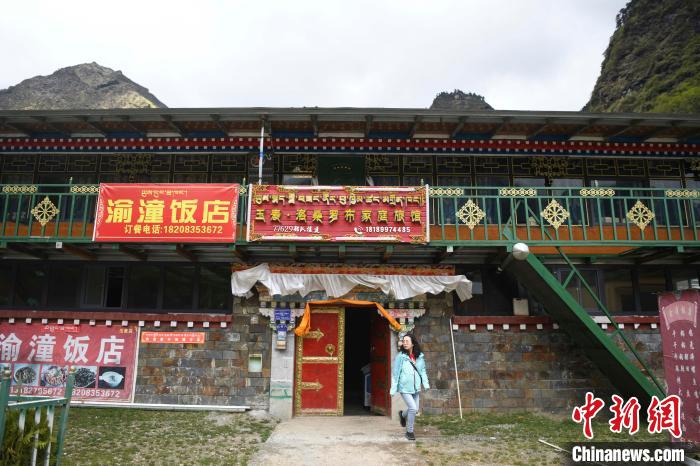 玉麥鄉(xiāng)里修建了飯店與旅館?！钊A峰 攝