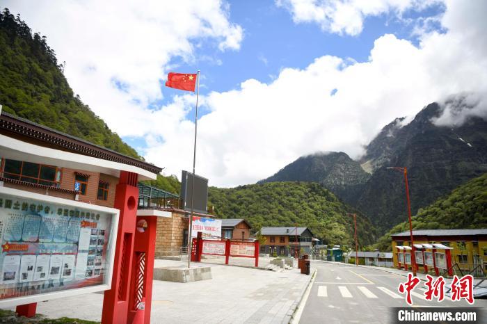 玉麥鄉(xiāng)內(nèi)道路變成了硬化路?！钊A峰 攝