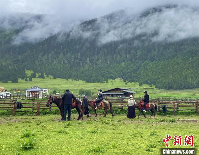 6月10日，游客在魯朗小鎮(zhèn)高山牧場(chǎng)景區(qū)體驗(yàn)騎馬。　冉文娟 攝
