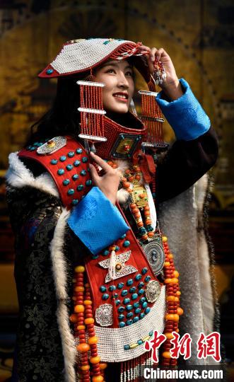 圖為國(guó)家級(jí)非遺項(xiàng)目——西藏阿里普蘭的“宣”服，該服飾華麗稀有，每逢節(jié)日盛典時(shí)才會(huì)穿戴。　李林 攝