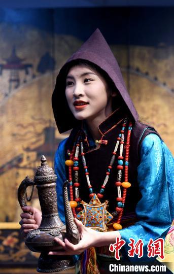 圖為西藏自治區(qū)級(jí)非遺項(xiàng)目——山南浪卡子縣的羊卓服飾。　李林 攝
