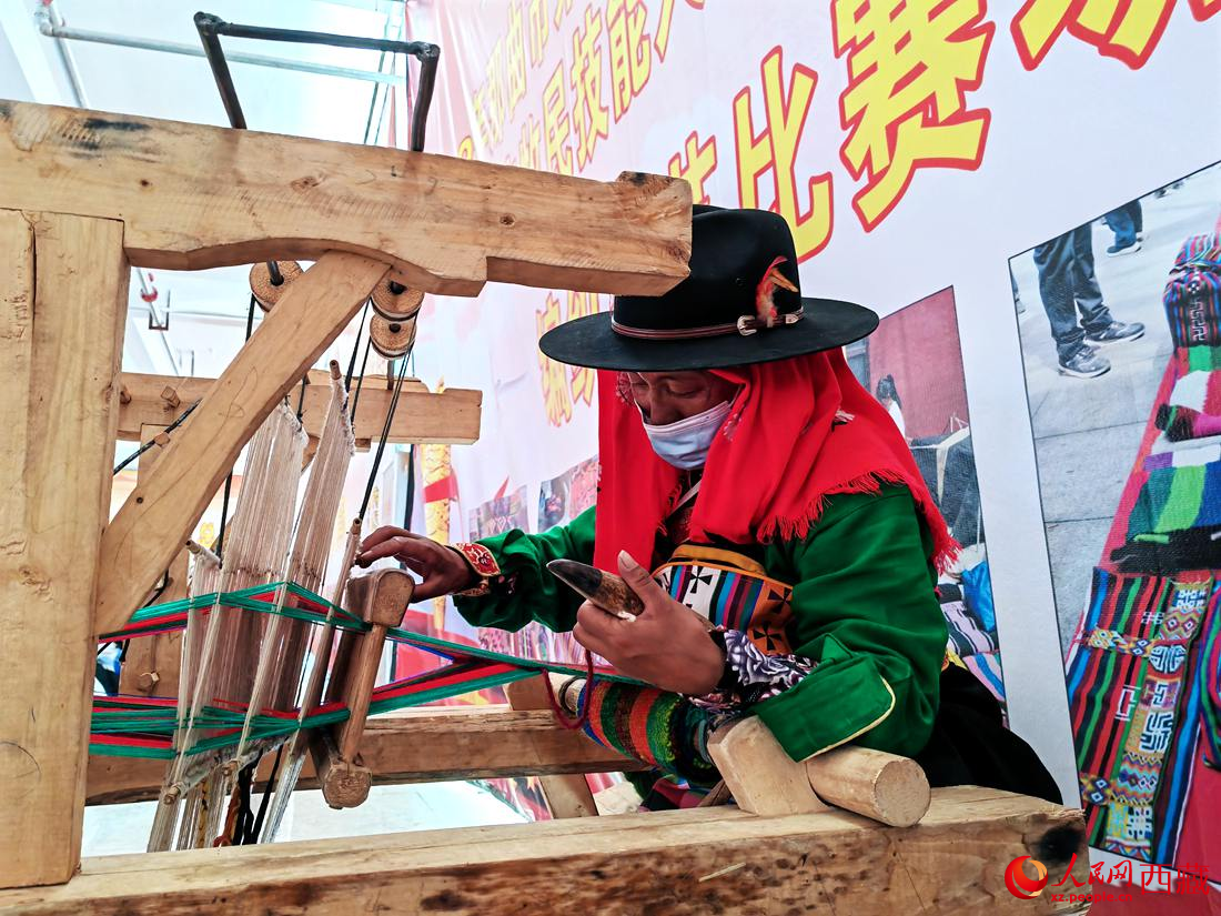 紡織手藝展示。人民網(wǎng) 李海霞攝