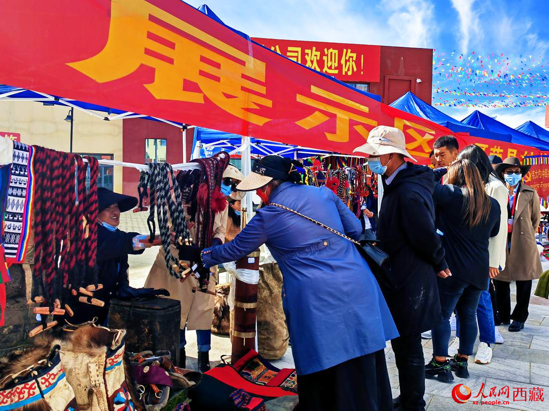 技能大賽現(xiàn)場(chǎng)引來(lái)不少客戶。人民網(wǎng) 李海霞攝