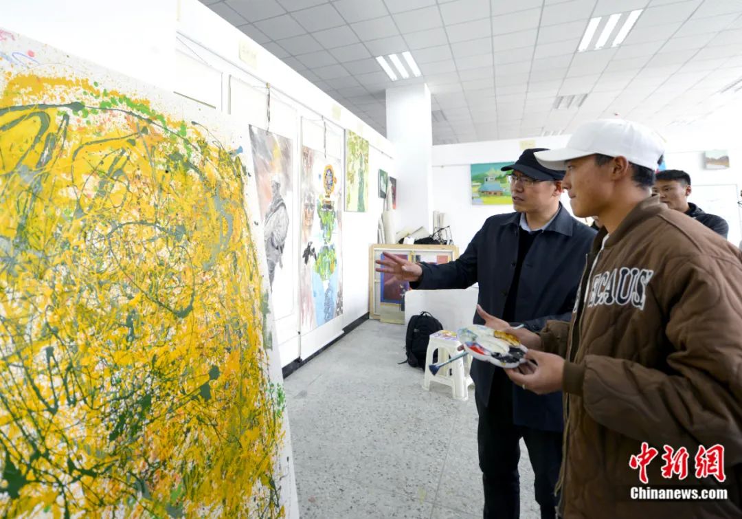 劉洋在課堂上指導(dǎo)學生繪畫技巧。<a target='_blank' href='/'><p  align=