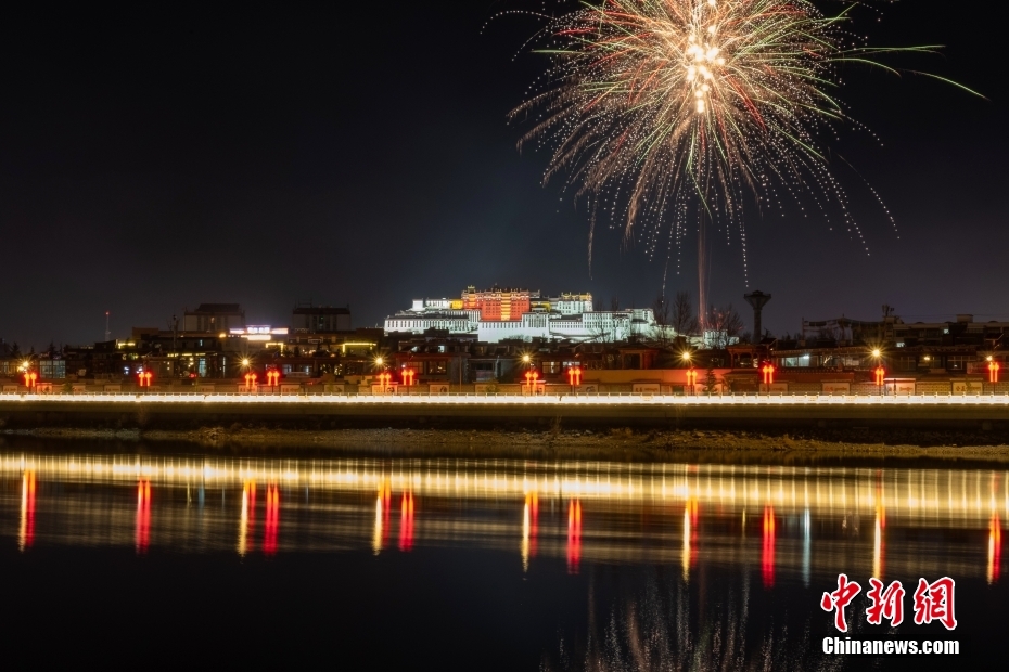 資料圖為2022年3月1日，拉薩迎來(lái)藏歷新年“古突夜”，煙花與被燈光照亮的布達(dá)拉宮交相輝映。 <a target='_blank' href='/'><p  align=
