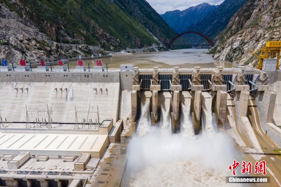 資料圖為2021年8月7日，西藏山南雅魯藏布江上的藏木水電站。（無(wú)人機(jī)畫(huà)面） <a target='_blank' href='/'><p  align=